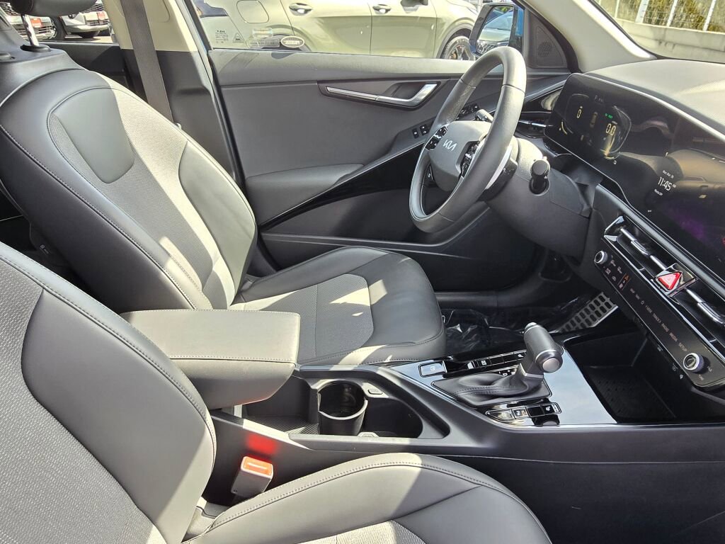 Used 2024 Kia Niro EX Touring image 12