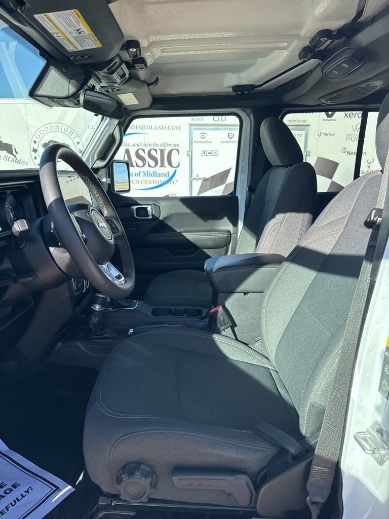 Used 2025 Jeep Wrangler Sahara image 13