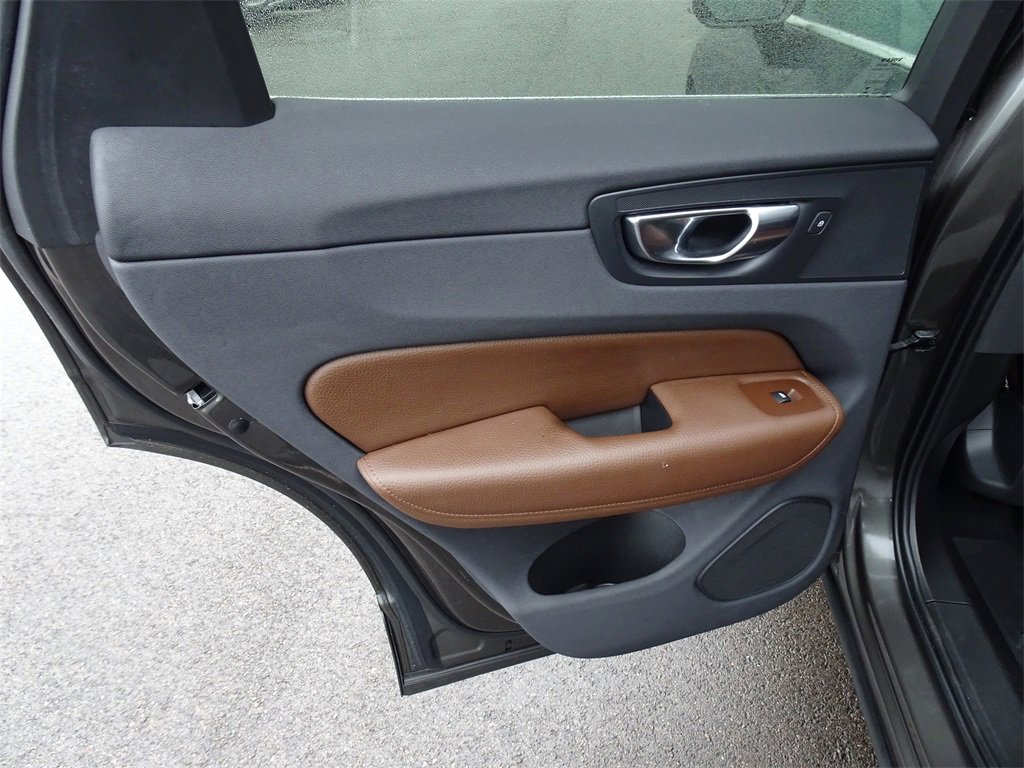 Used 2019 Volvo XC60 T5 Momentum w/ Multimedia Package image 16