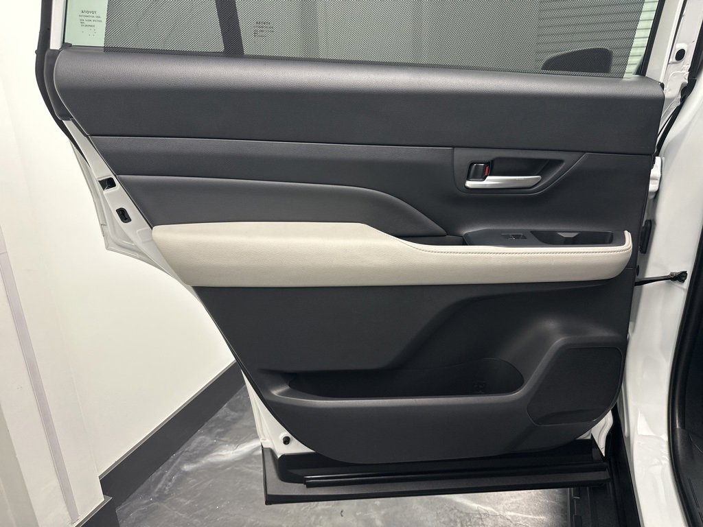 Used 2024 Toyota Grand Highlander XLE image 16