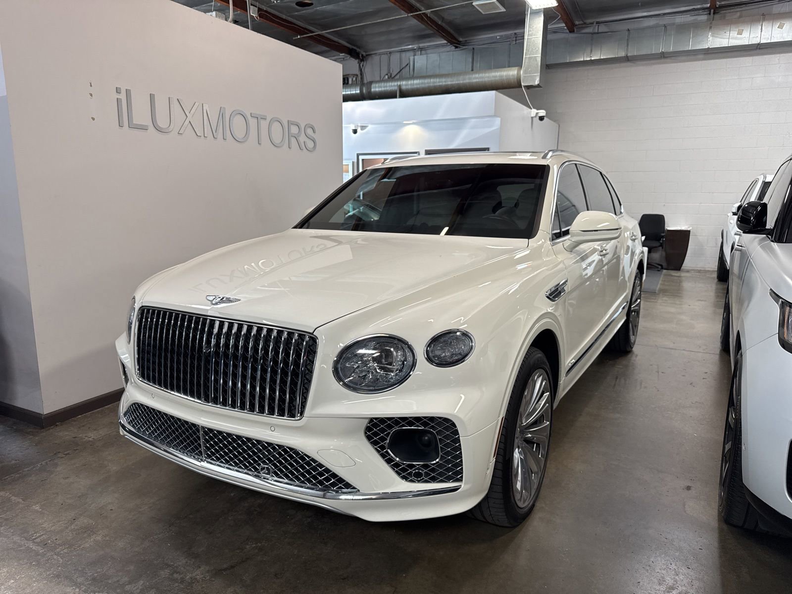 Used 2023 Bentley Bentayga Extended Wheelbase image 1