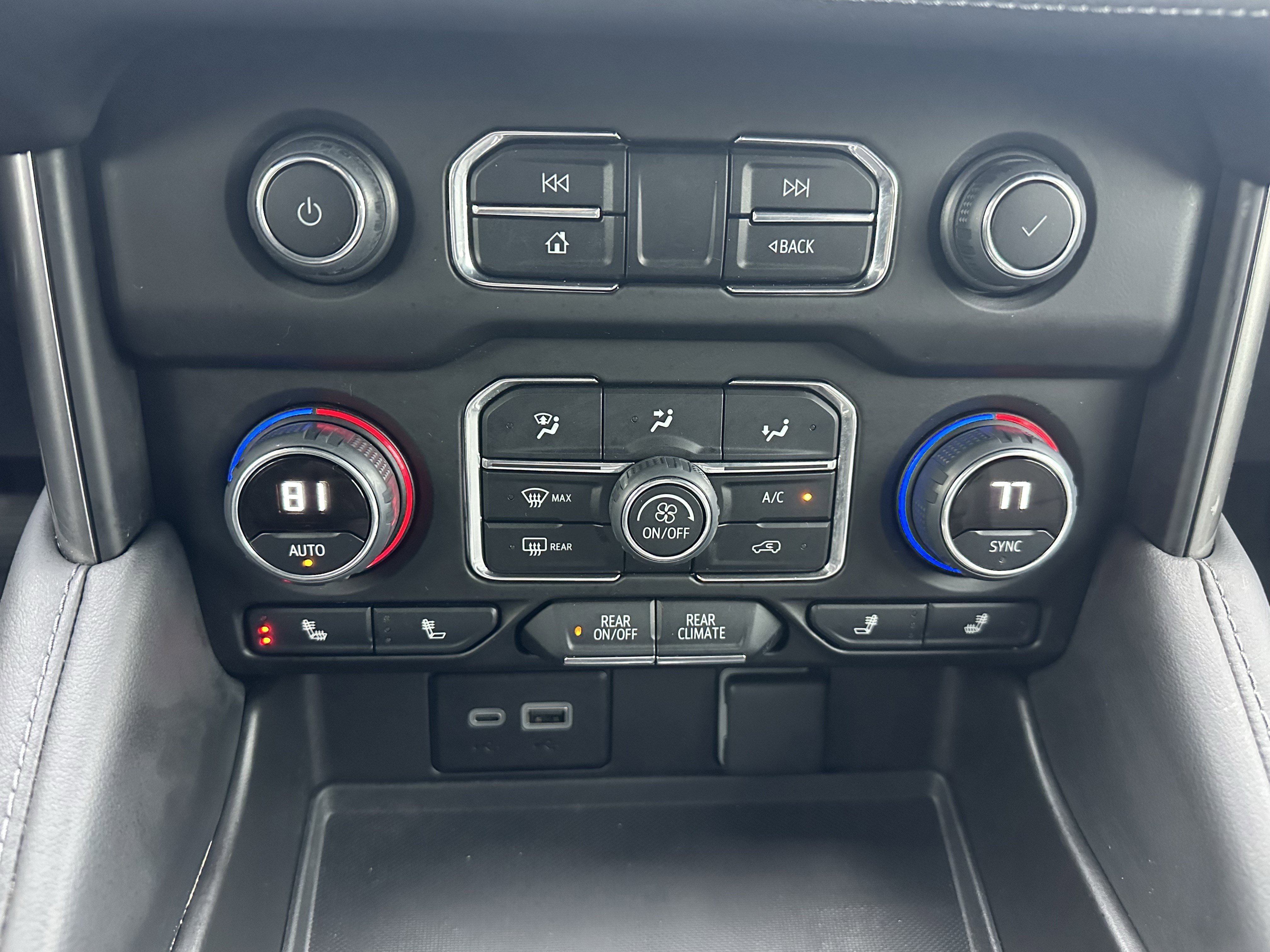 Used 2024 Chevrolet Suburban LT w/ Luxury Package image 33