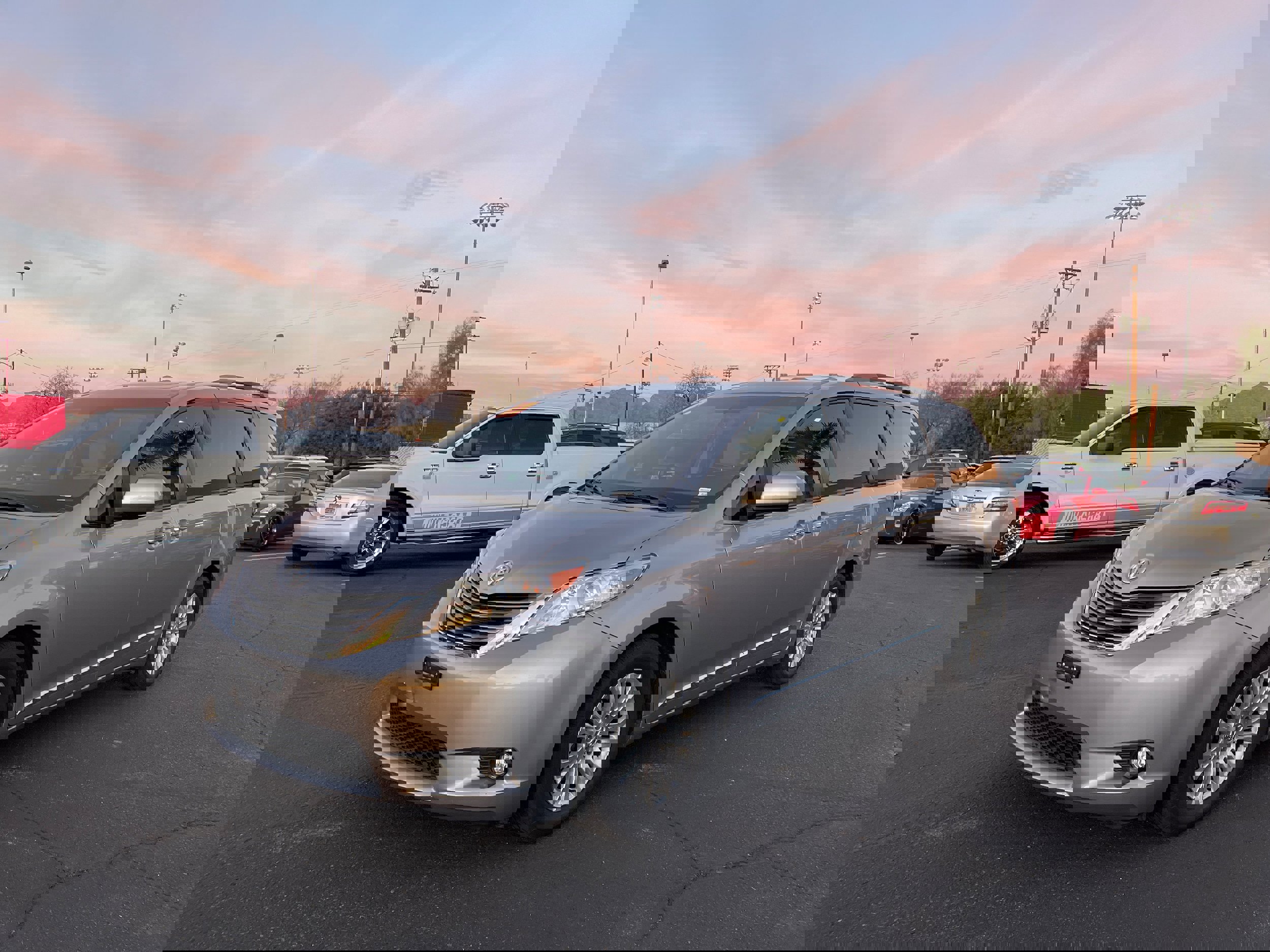 Used 2017 Toyota Sienna XLE image 1