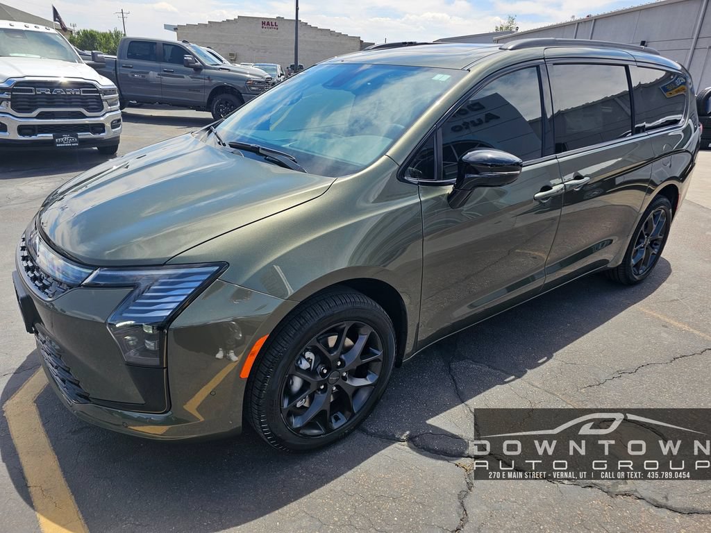New 2027 Chrysler Pacifica Limited AWD/4WD image 7