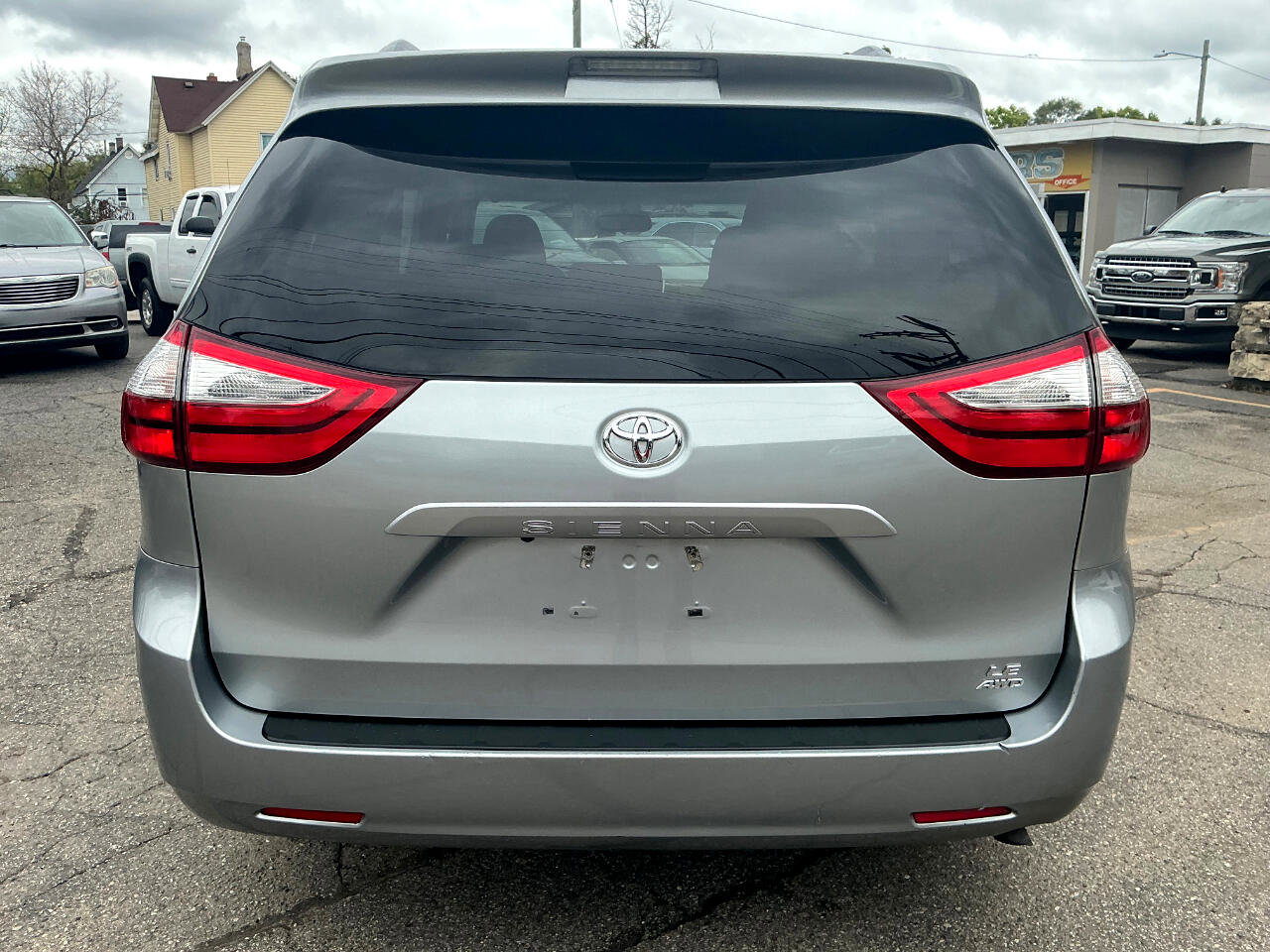 Used 2017 Toyota Sienna LE image 4