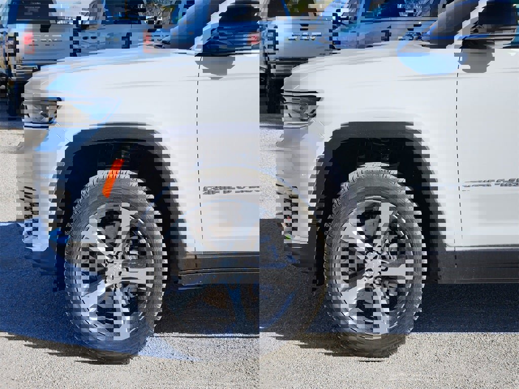 New 2025 Jeep Grand Cherokee L Limited w/ Luxury Tech Group II image 5