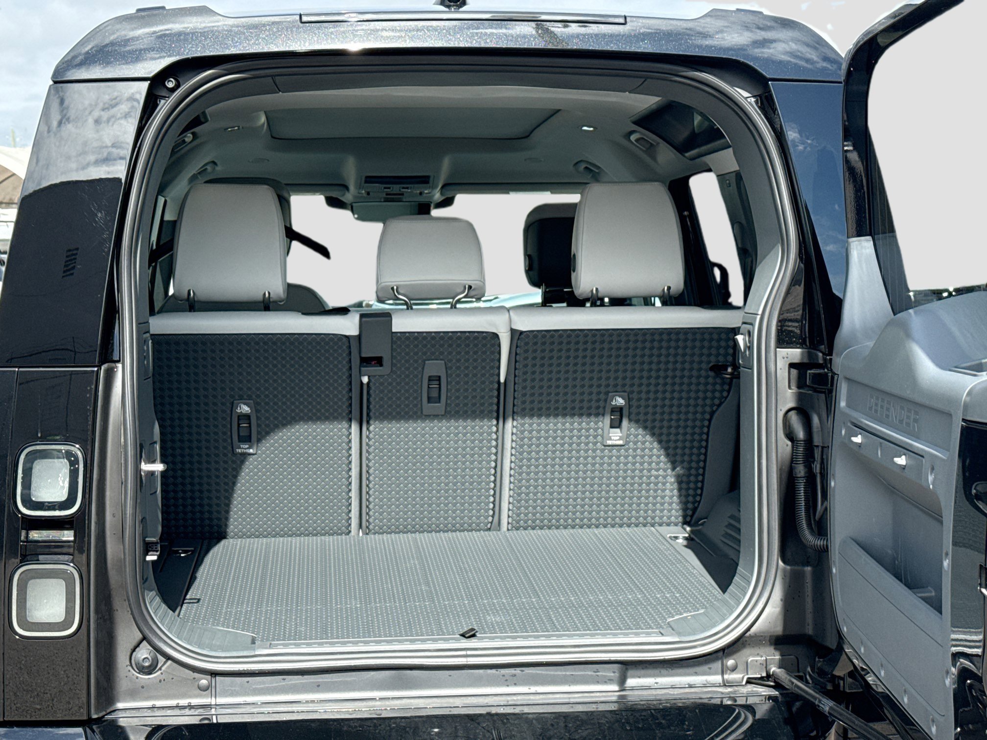 New 2026 Land Rover Defender 110 X-Dynamic SE image 12