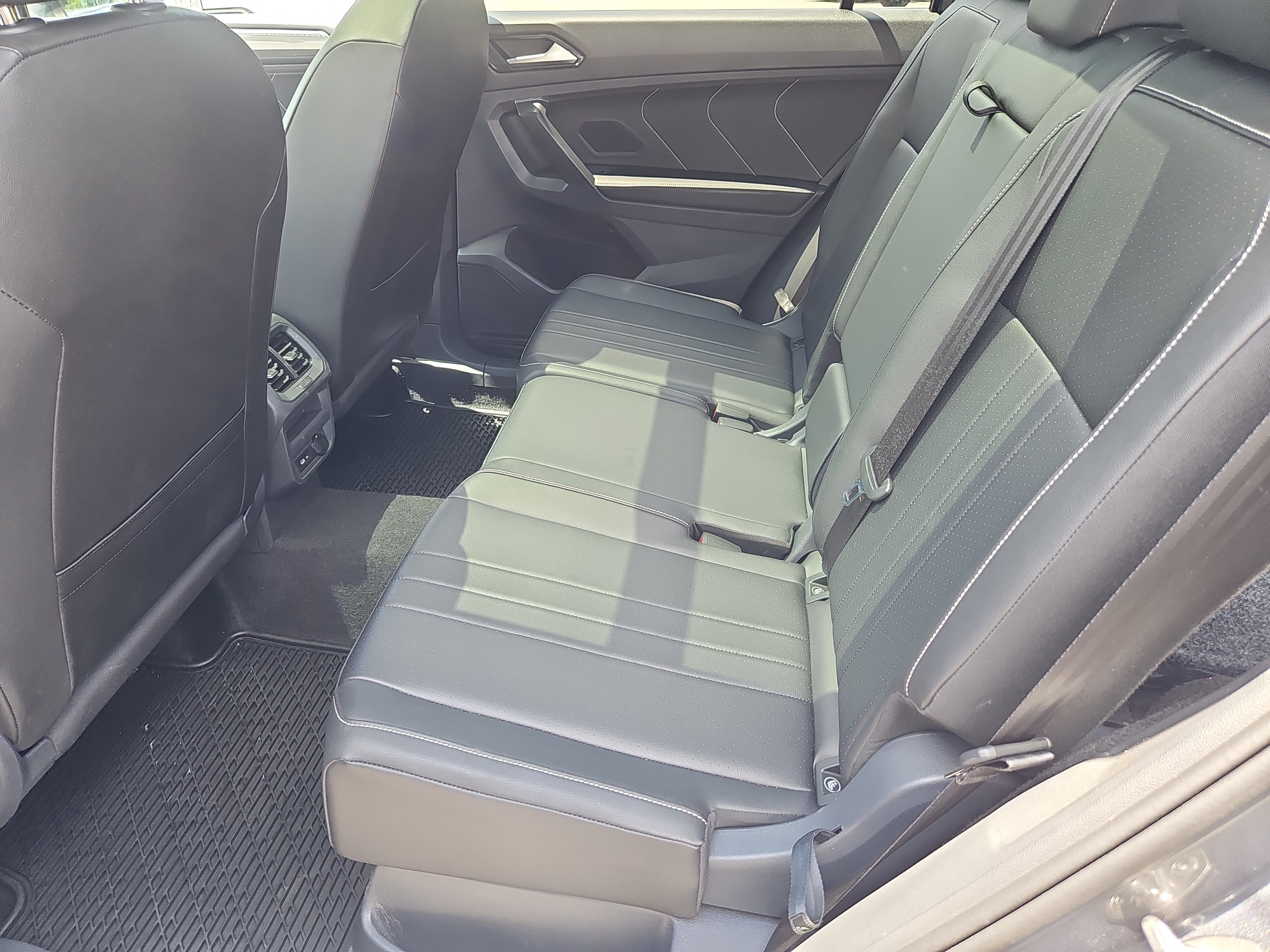 Certified 2024 Volkswagen Tiguan SE R-Line AWD/4WD image 33