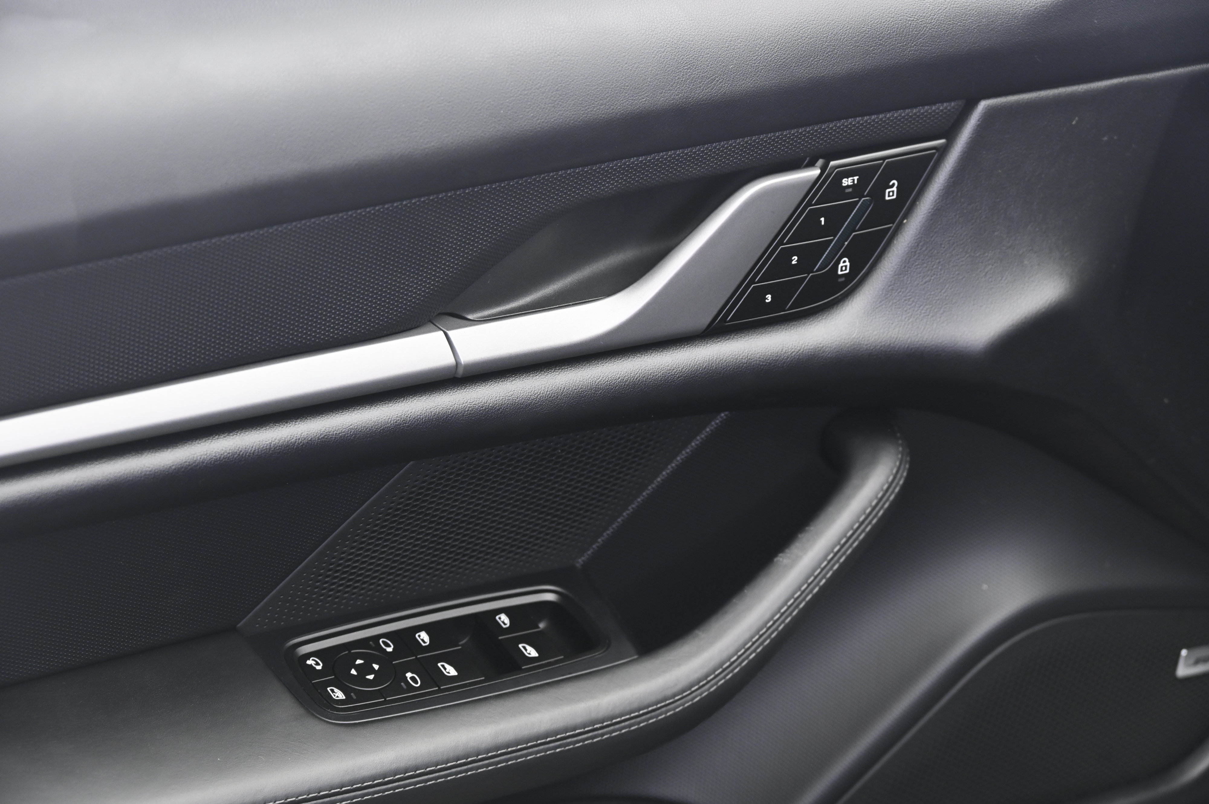 Certified 2025 Porsche Taycan 4S AWD/4WD image 27