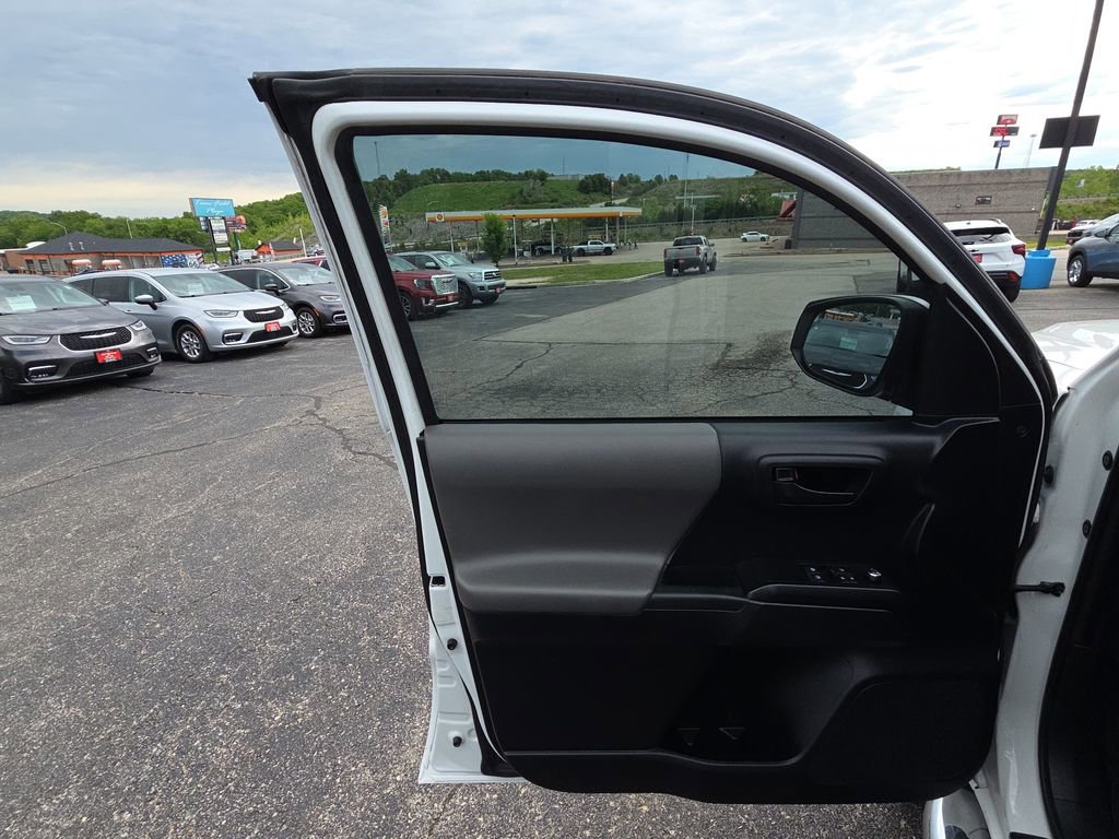 Used 2018 Toyota Tacoma SR AWD/4WD image 13