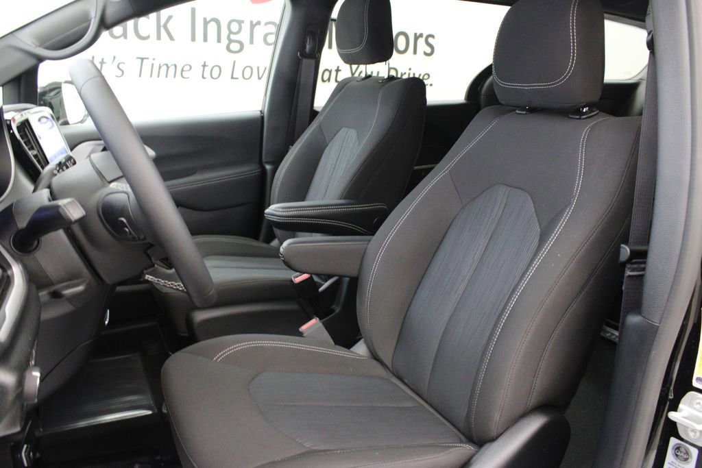 Used 2024 Chrysler Pacifica Touring image 8