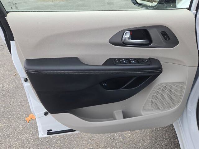 Certified 2024 Chrysler Pacifica Select image 18