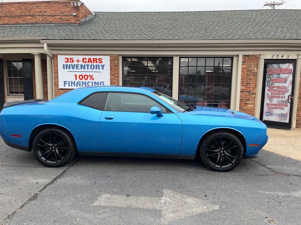 Used 2018 Dodge Challenger SXT w/ Blacktop Package image 3