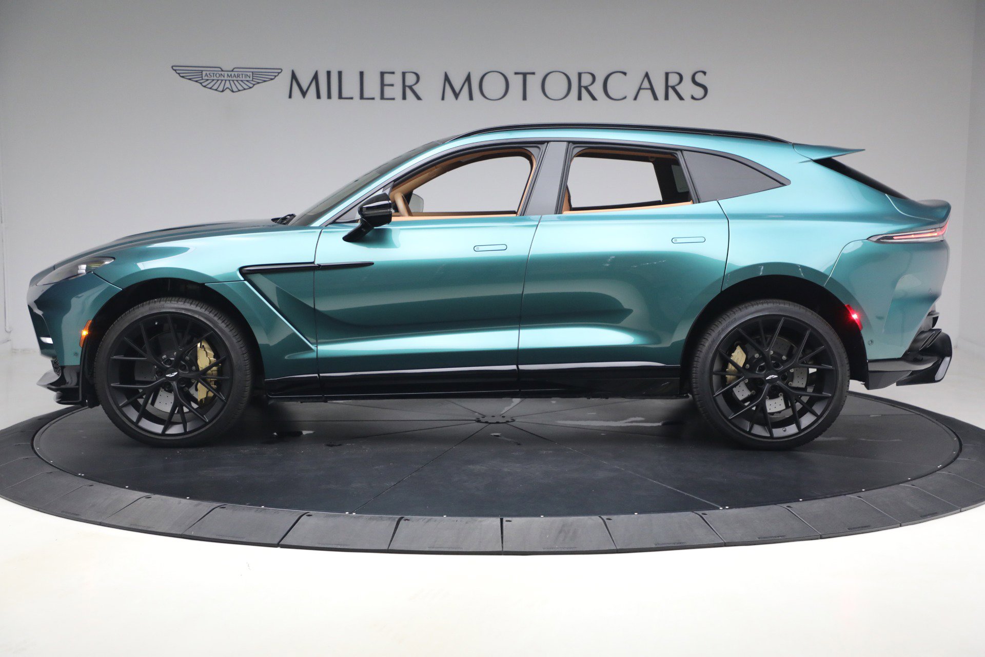 Used 2025 Aston Martin DBX 707 AWD/4WD image 2