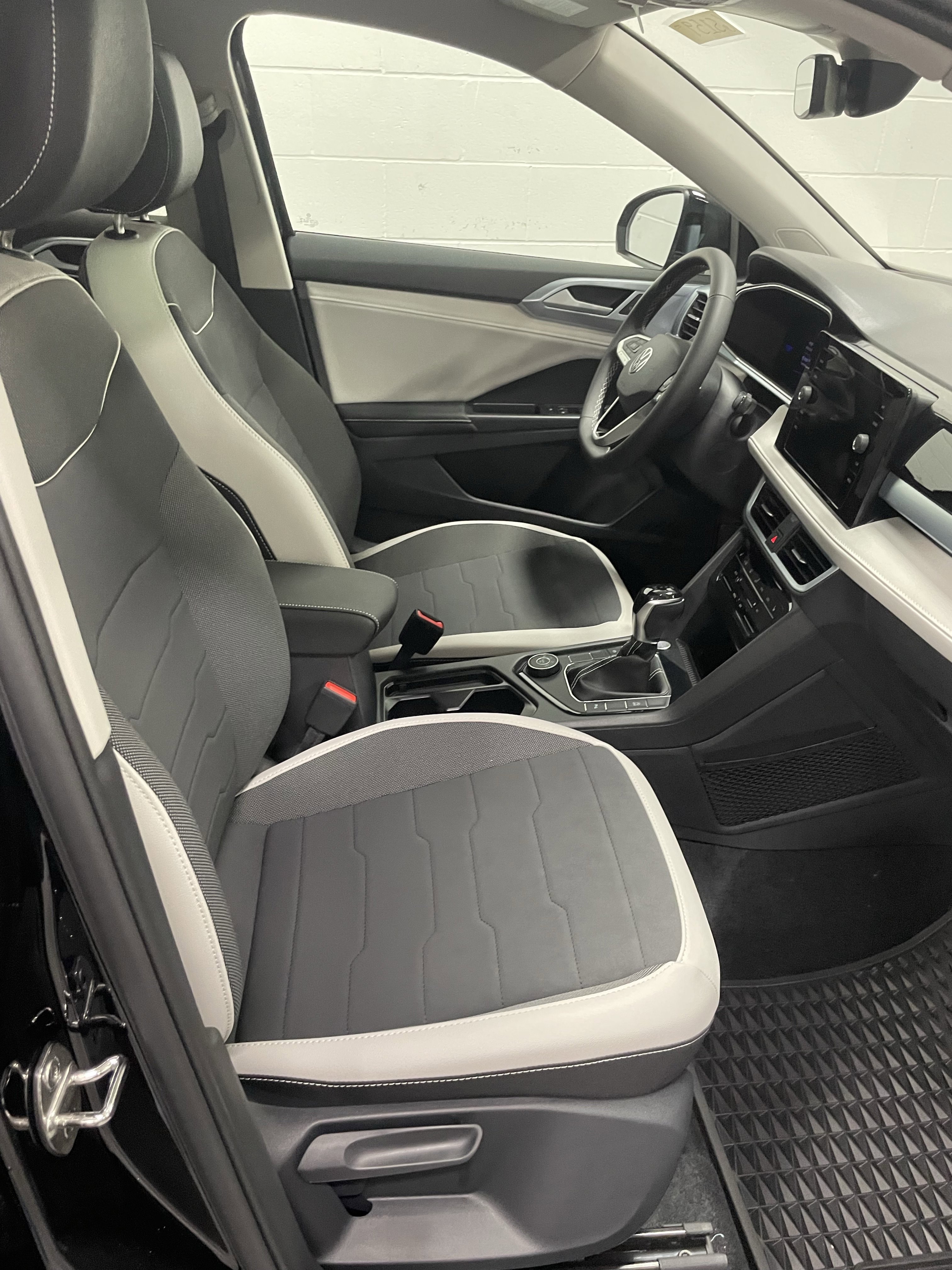 New 2025 Volkswagen Taos SE image 10