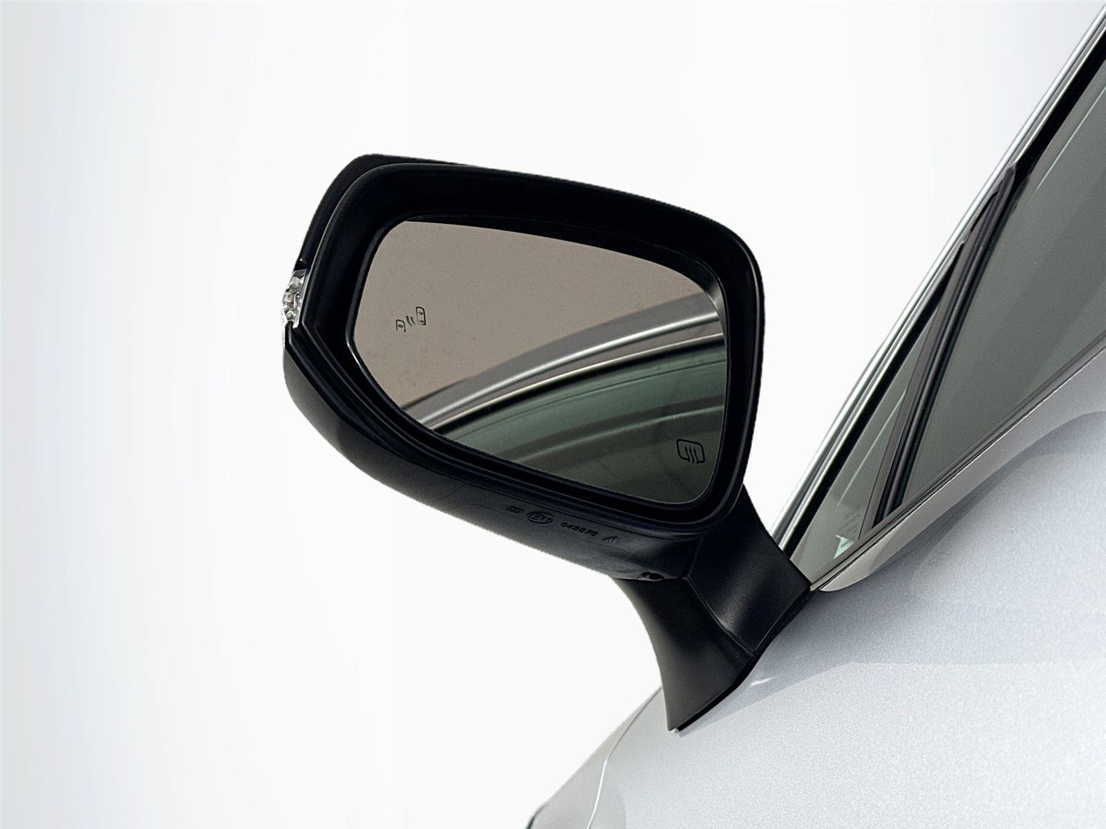 Certified 2025 Toyota Corolla Cross XLE FWD image 5