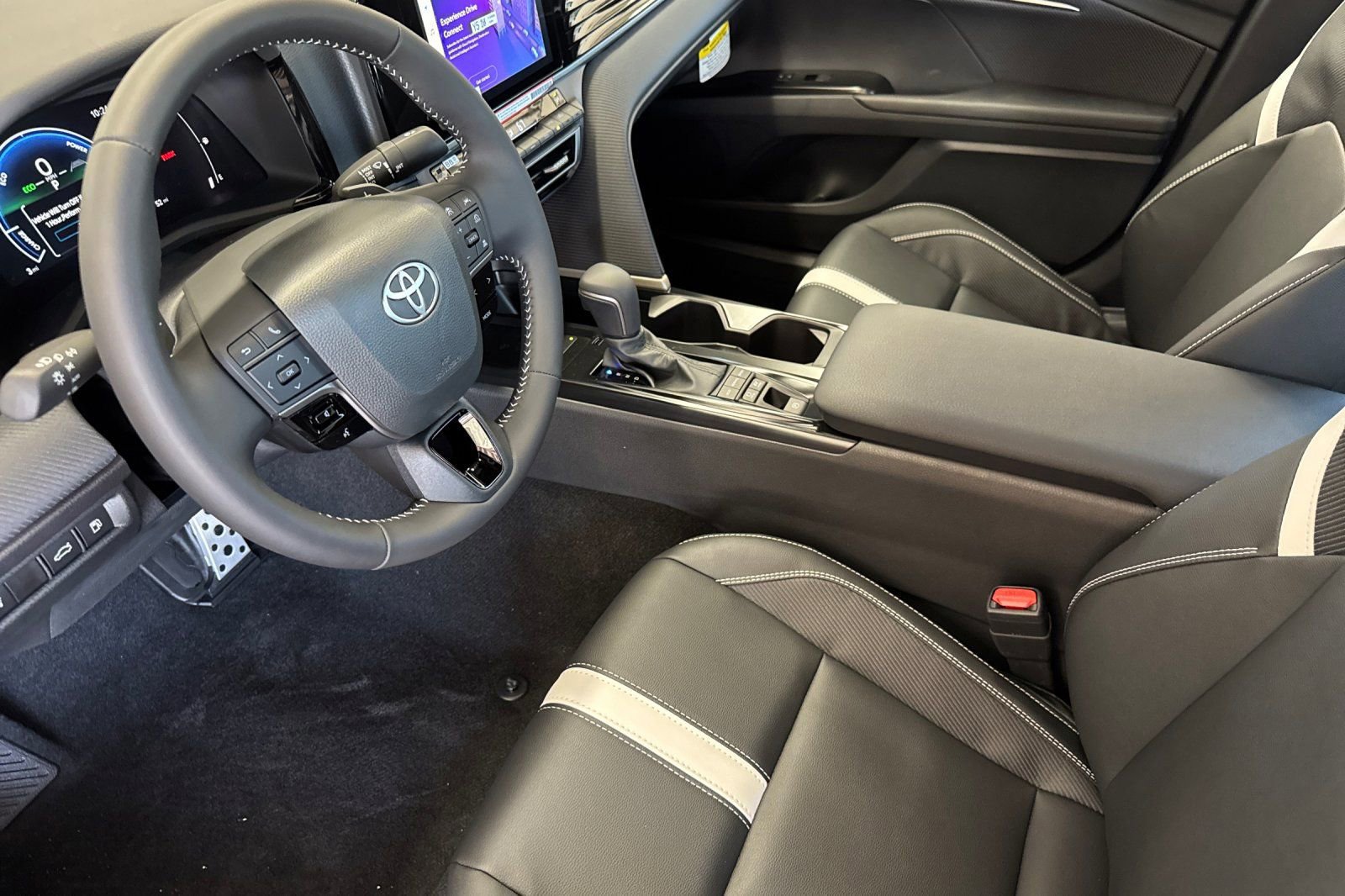 New 2026 Toyota Camry Hybrid FWD image 10