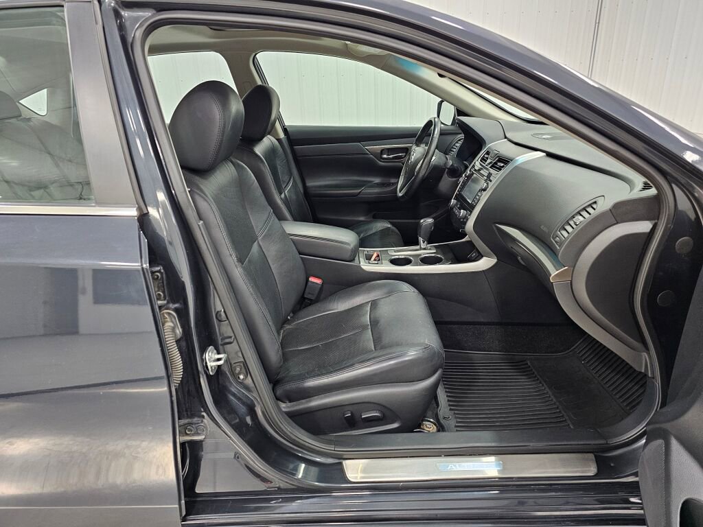 Used 2015 Nissan Altima 2.5 SL w/ Technology Package FWD image 18