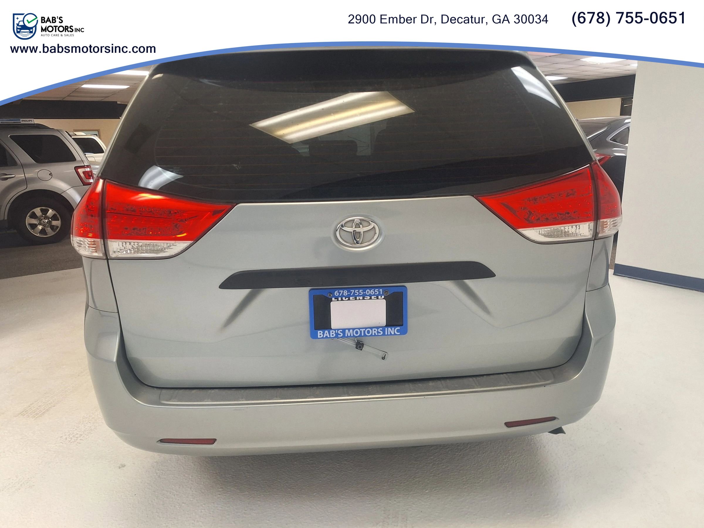 Used 2012 Toyota Sienna LE w/ Towing Pkg FWD image 2
