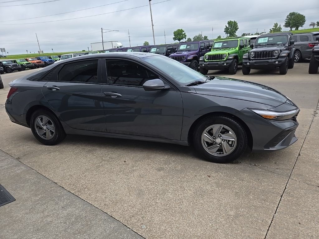 Used 2025 Hyundai Elantra SE FWD image 14