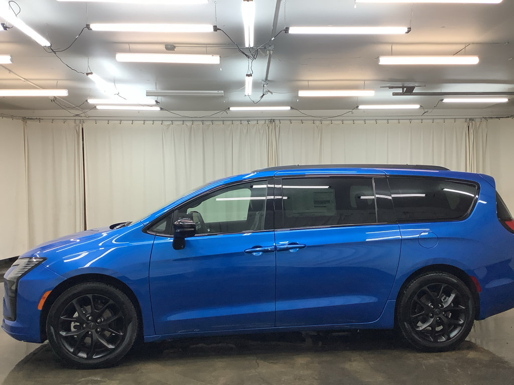 New 2027 Chrysler Pacifica Limited FWD image 9