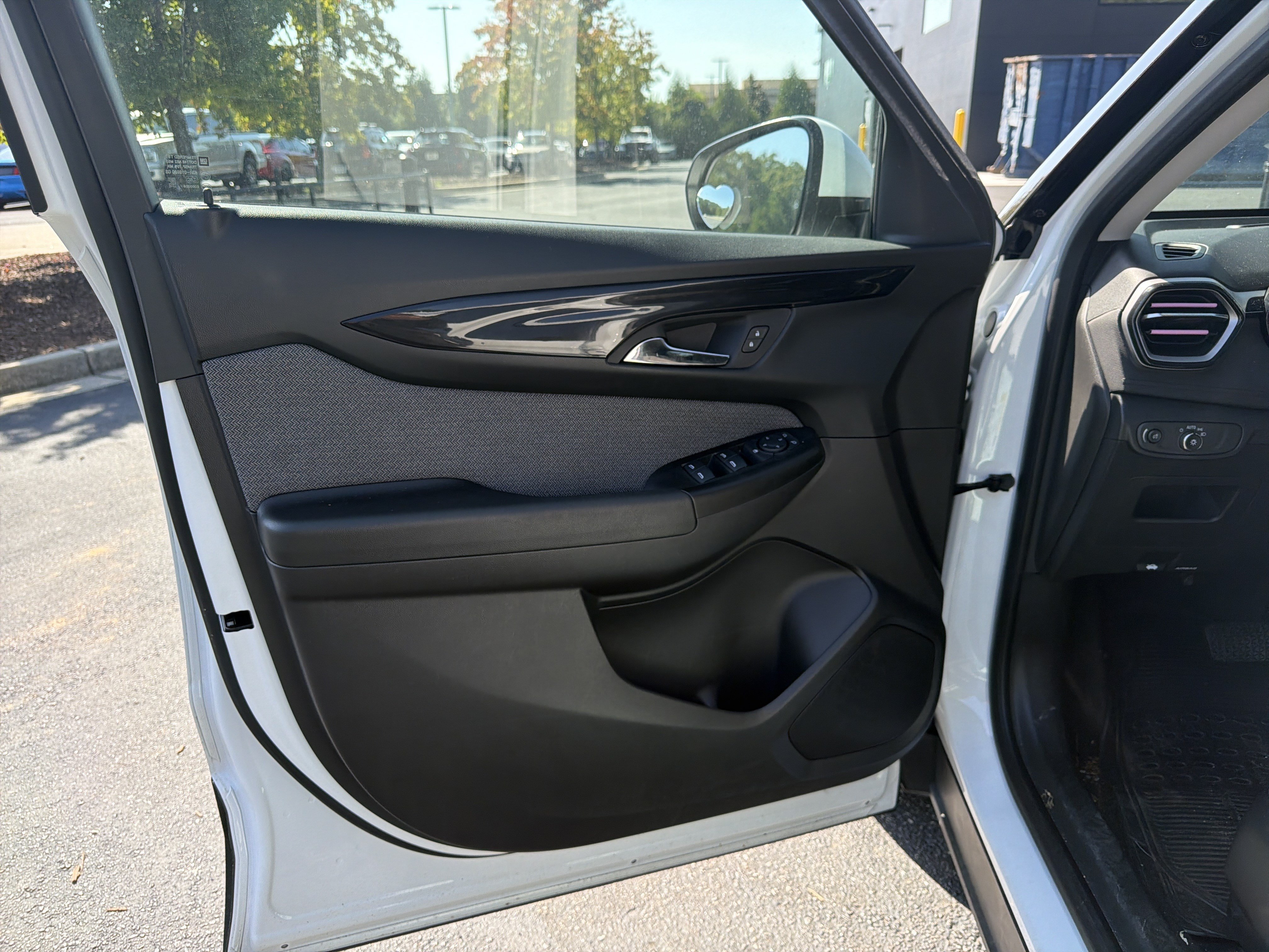 Used 2025 Chevrolet TrailBlazer LT FWD image 15
