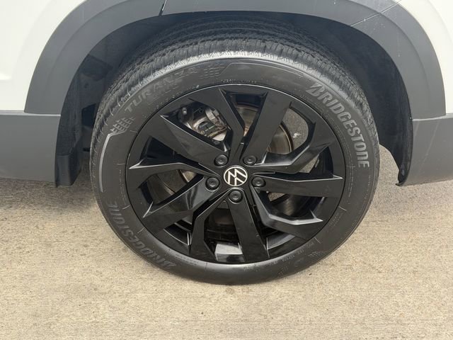 Used 2023 Volkswagen Taos SE w/ Panoramic Sunroof Package FWD image 8