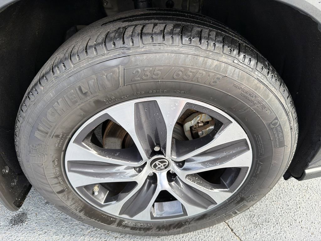 Used 2023 Toyota Highlander XLE image 12