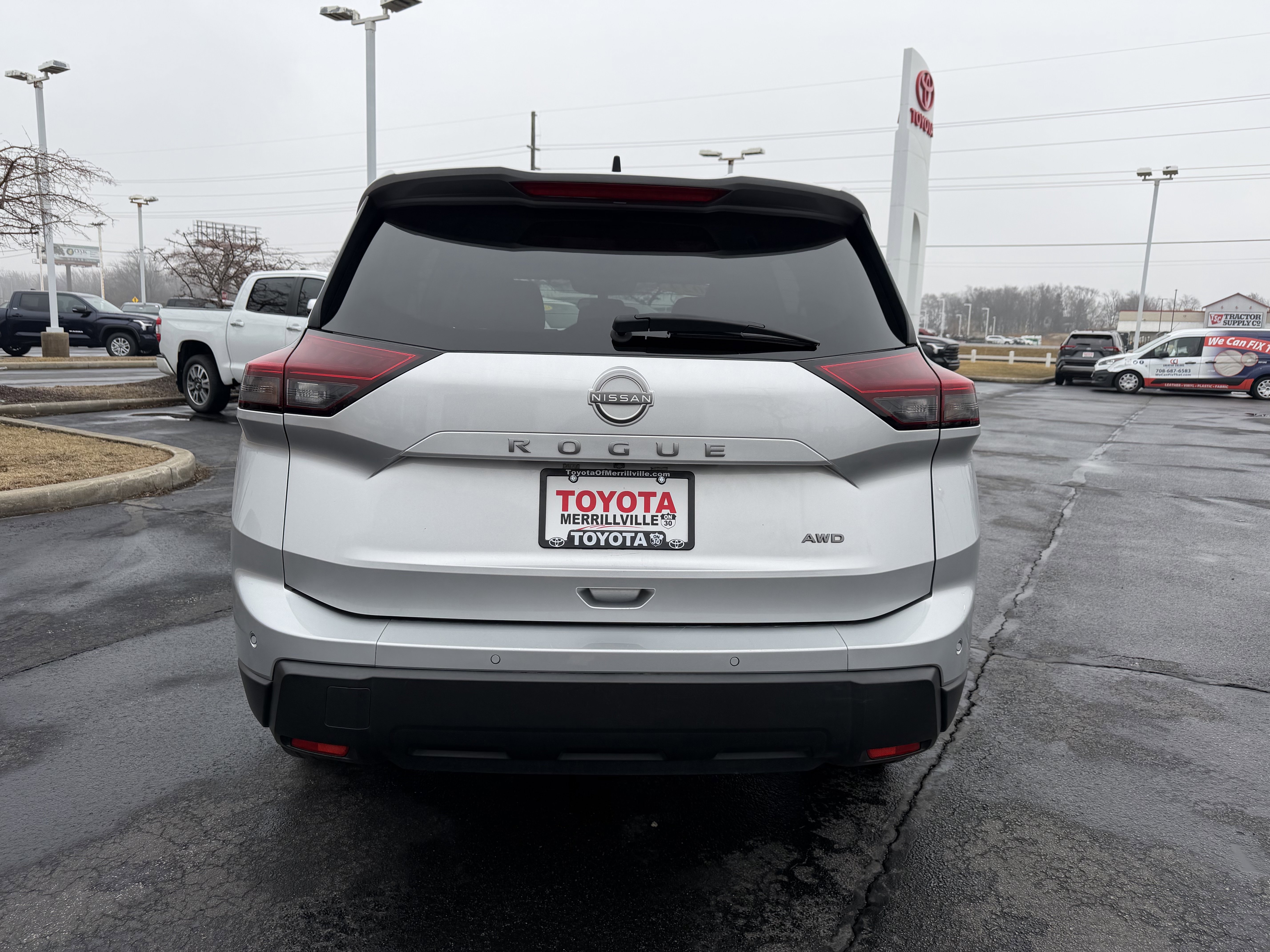 Used 2024 Nissan Rogue S AWD/4WD image 7