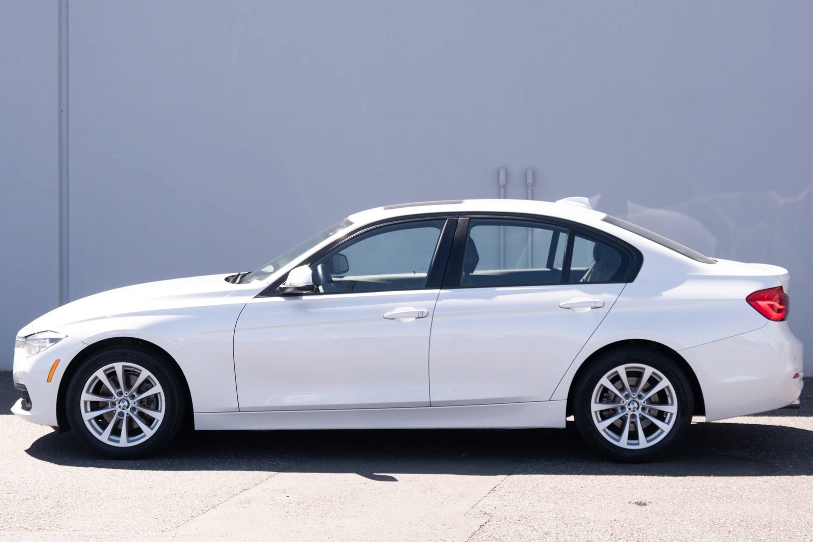 Used 2018 BMW 320i xDrive Sedan w/ Convenience Package AWD/4WD image 25