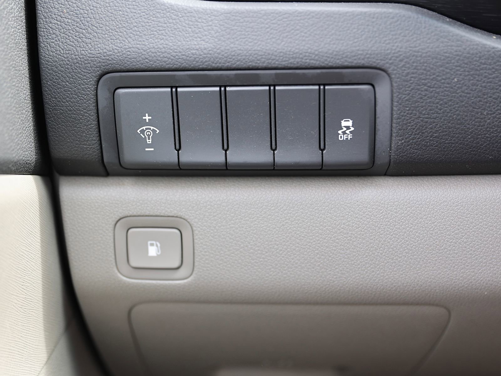 Used 2016 Kia Sedona LX w/ Option Group 020 FWD image 34