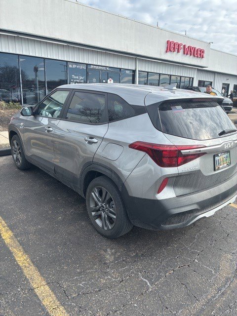 Used 2023 Kia Seltos LX image 2