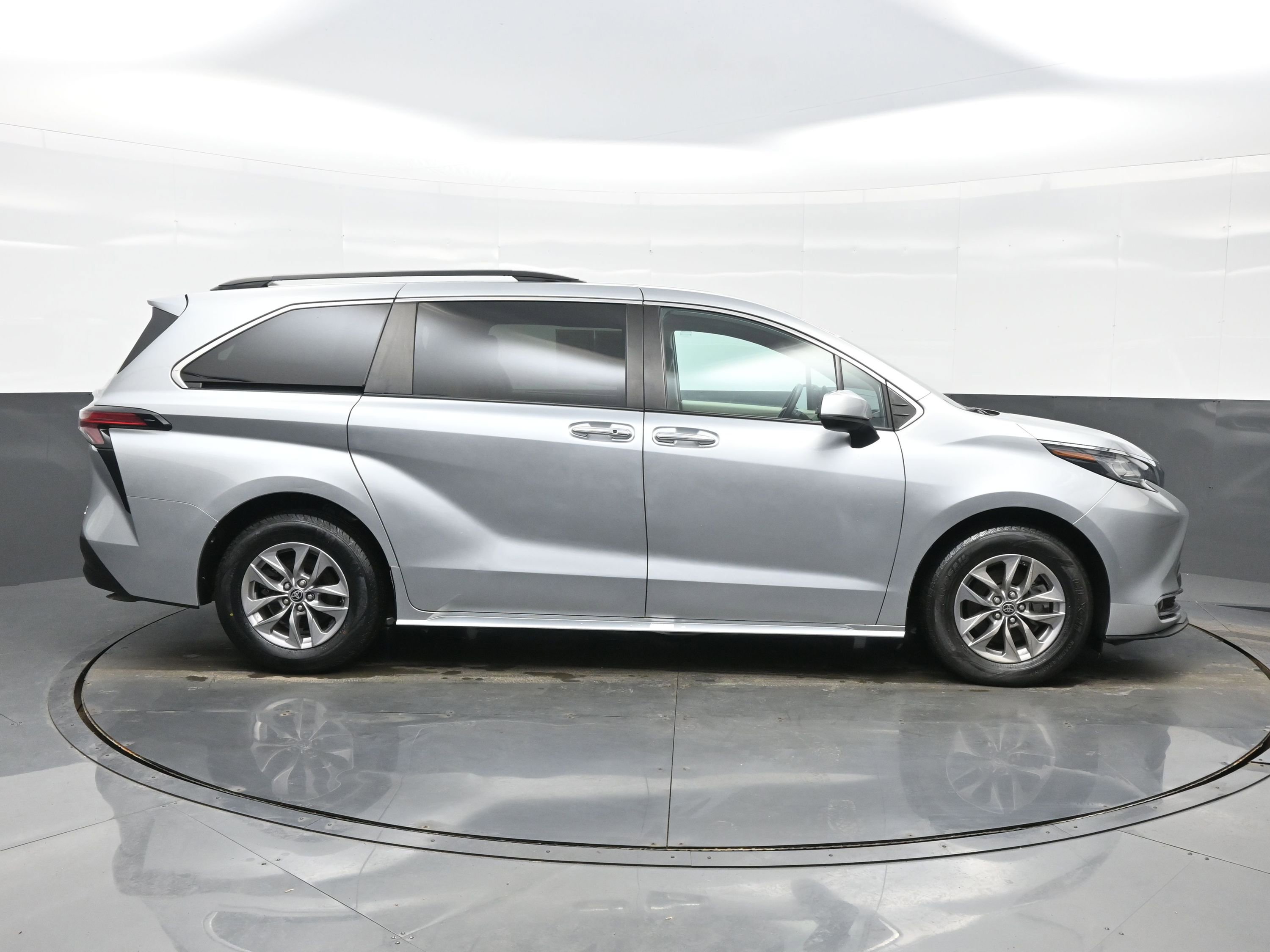 Used 2022 Toyota Sienna XLE image 7