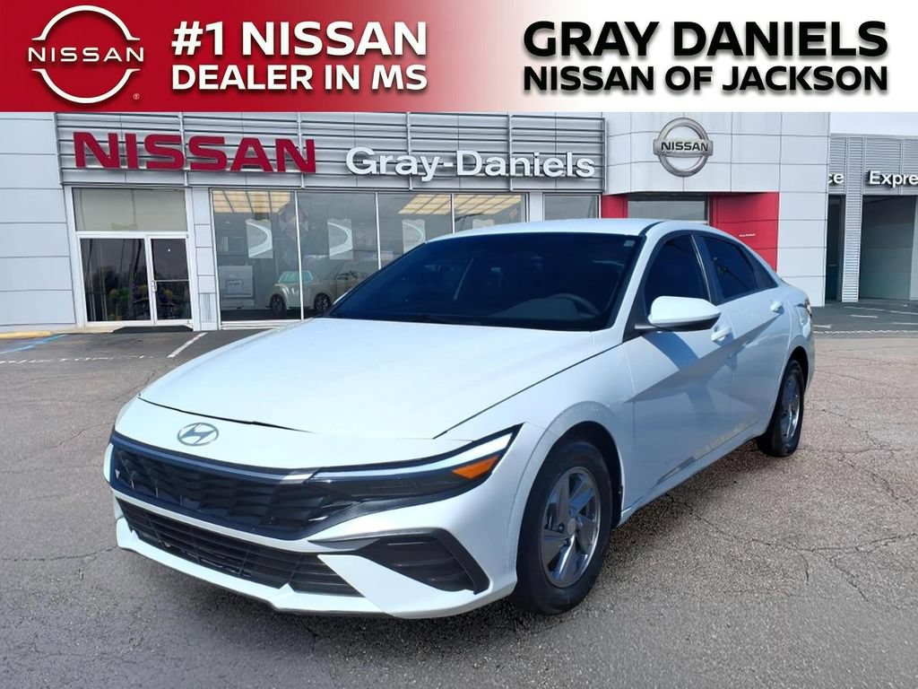 Used 2025 Hyundai Elantra SE FWD image 3
