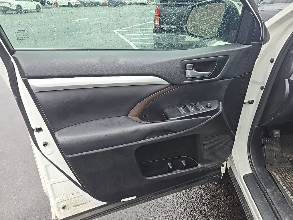 Used 2017 Toyota Highlander XLE image 12