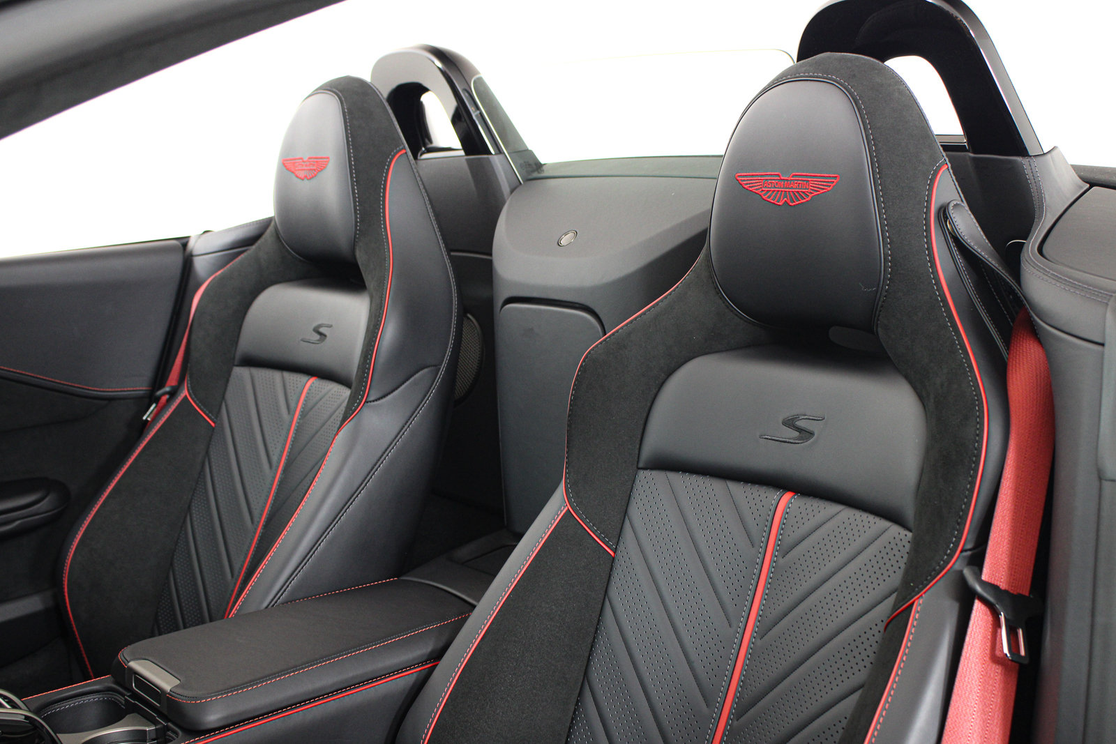 Used 2026 Aston Martin V8 Vantage S RWD image 53