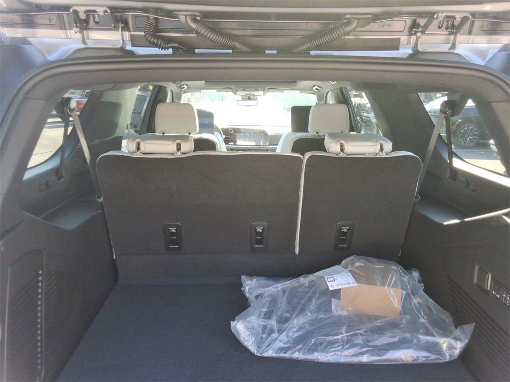 New 2026 Chevrolet Suburban Premier image 16