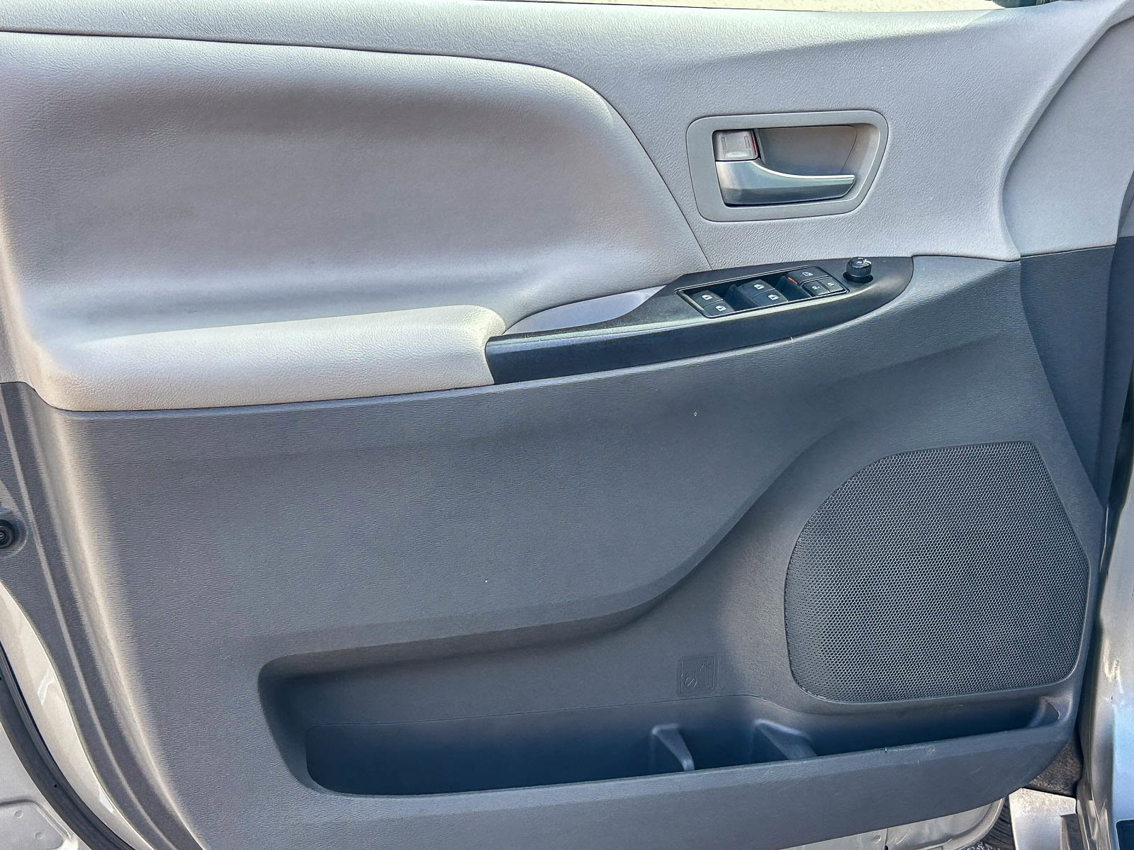 Used 2015 Toyota Sienna LE w/ Four Season Floor Mat Package image 25