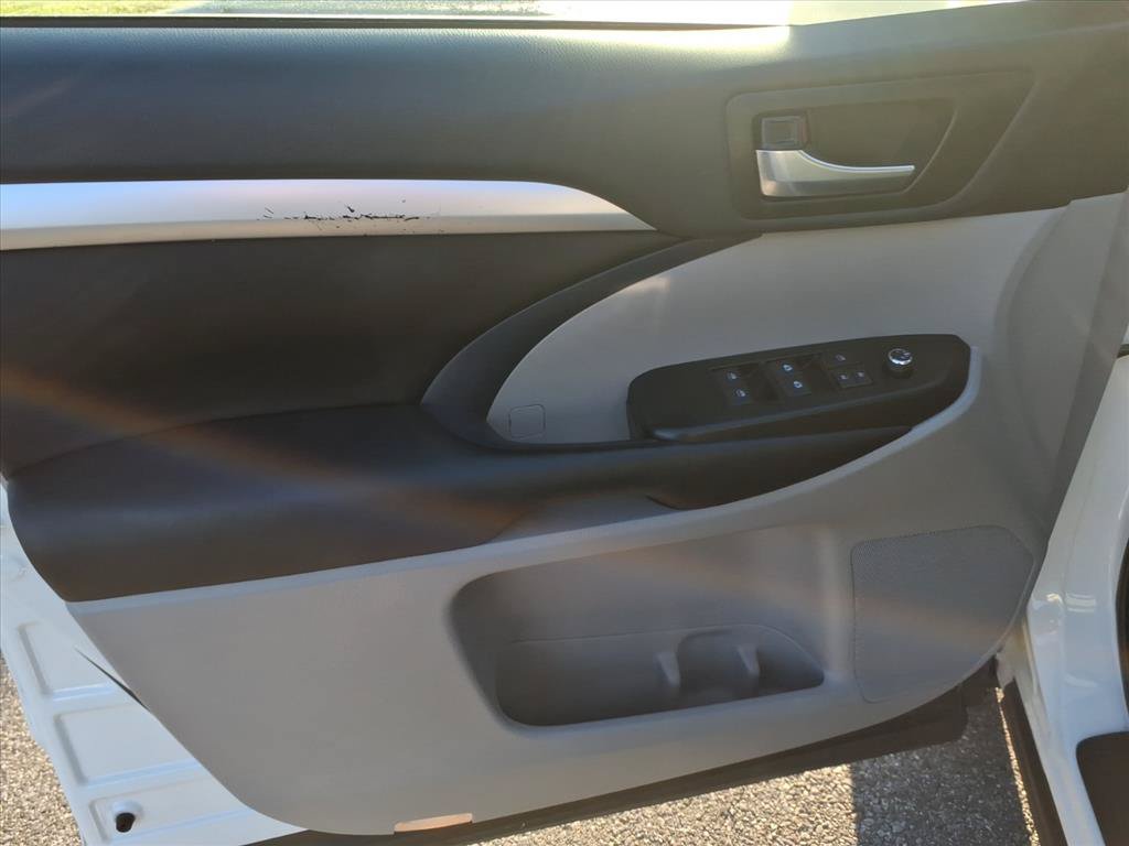 Used 2019 Toyota Highlander XLE AWD/4WD image 23