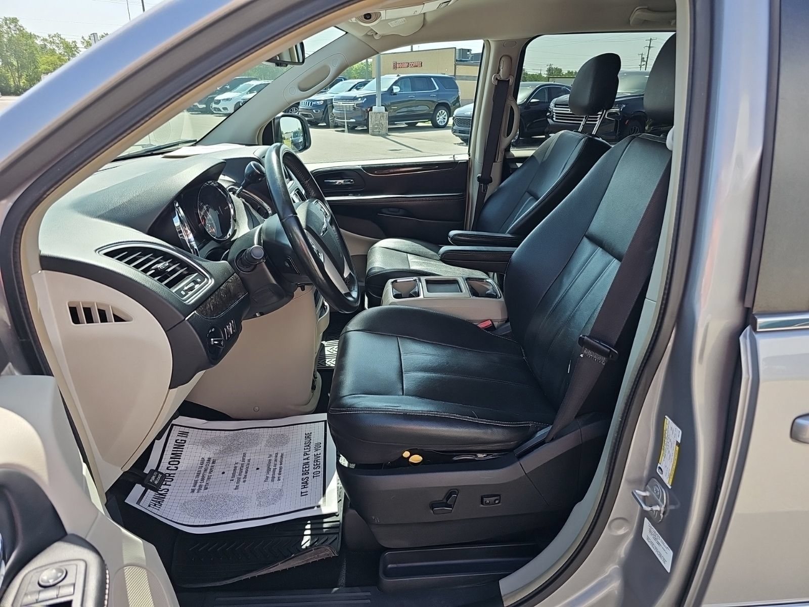 Used 2014 Chrysler Town & Country Touring FWD image 10