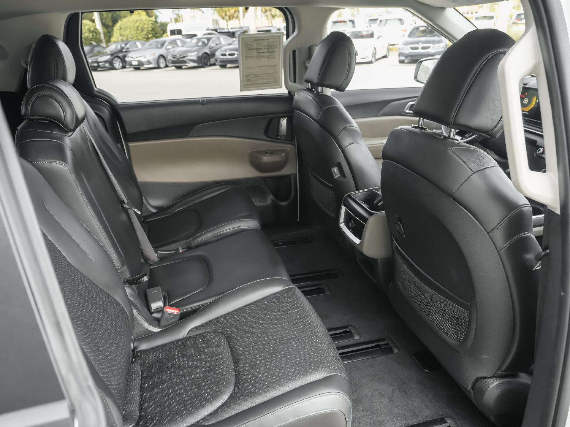 Used 2026 Kia Carnival EX FWD image 6