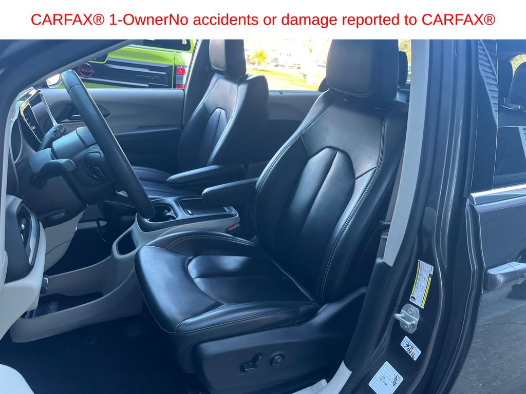 Used 2023 Chrysler Pacifica Touring-L image 10