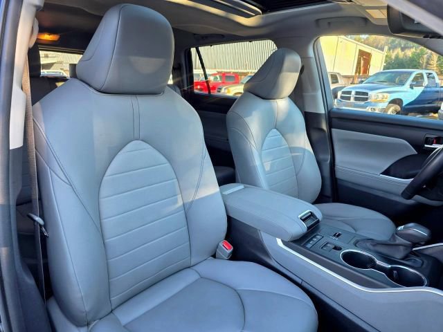 Used 2020 Toyota Highlander XLE AWD/4WD image 37