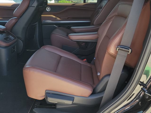 Certified 2025 Lincoln Navigator Reserve AWD/4WD image 8