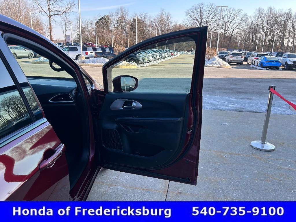 Used 2018 Chrysler Pacifica Touring Plus w/ S Appearance Package image 19