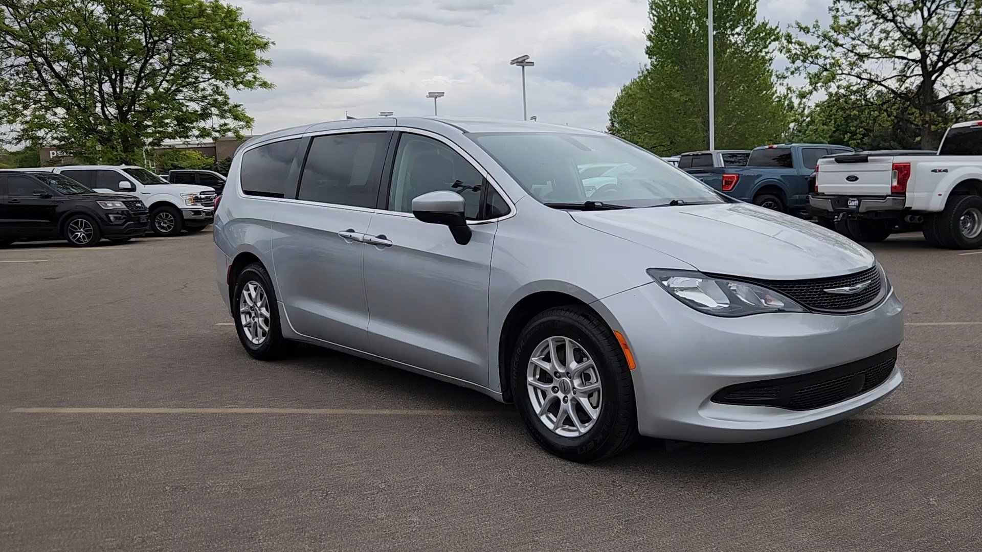 Used 2022 Chrysler Voyager LX FWD image 7