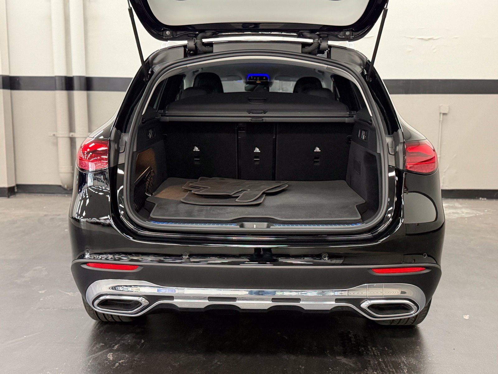 Used 2025 Mercedes-Benz GLC 350e 4MATIC image 16