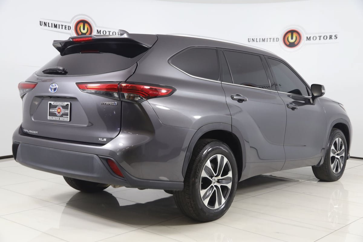 Used 2022 Toyota Highlander XLE FWD image 3