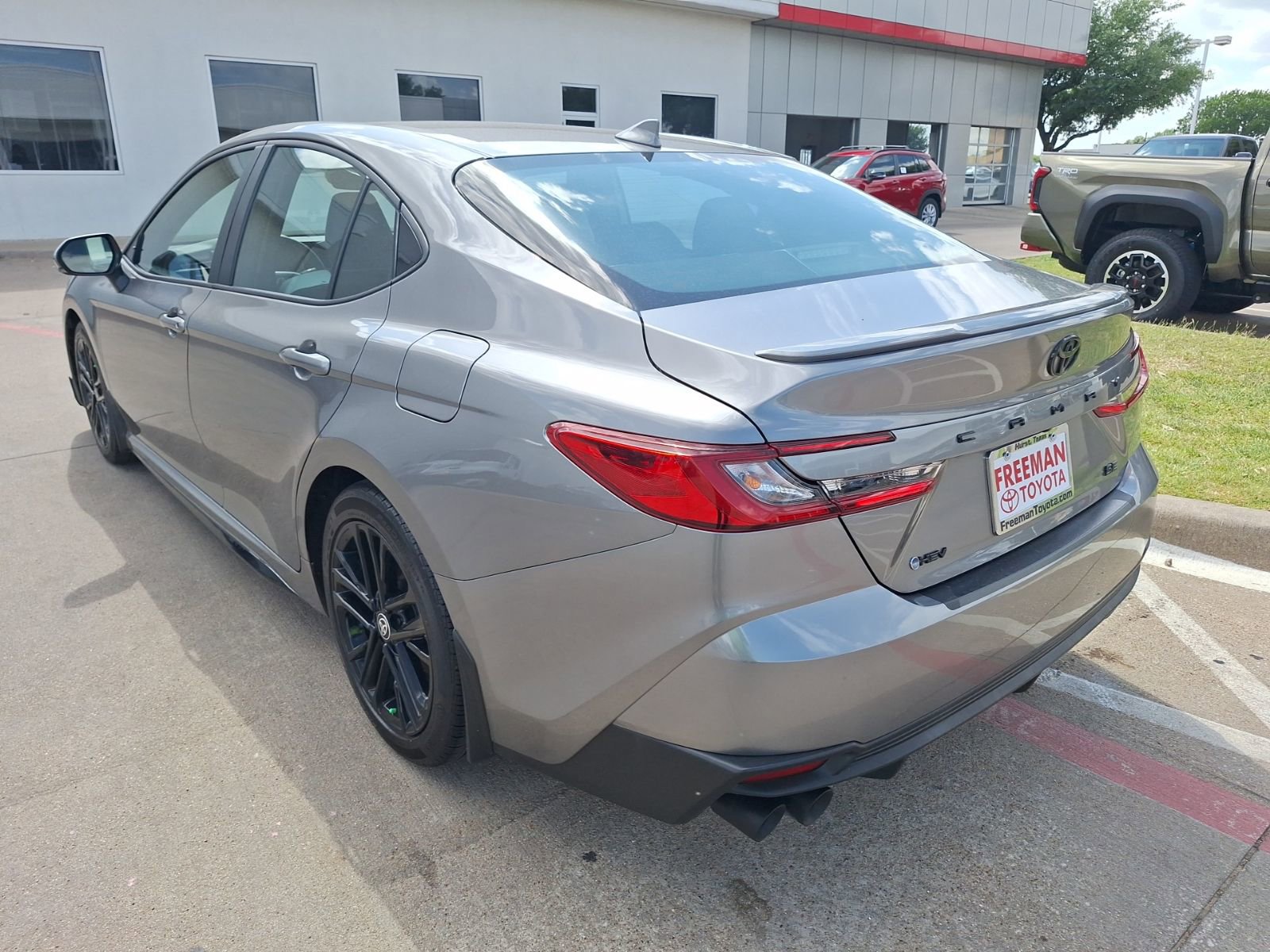 Used 2025 Toyota Camry SE w/ Convenience Package FWD image 4