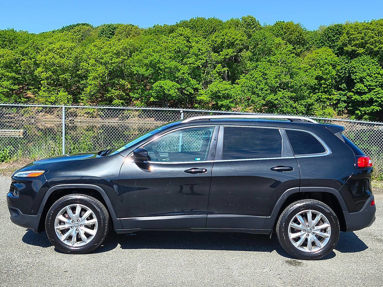 Used 2016 Jeep Cherokee Limited w/ Luxury Group AWD/4WD image 4